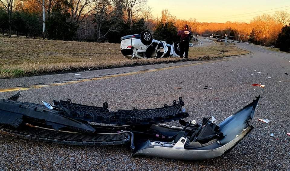 Rollover crash on 61 South leaves two with injuries - Vicksburg Daily News