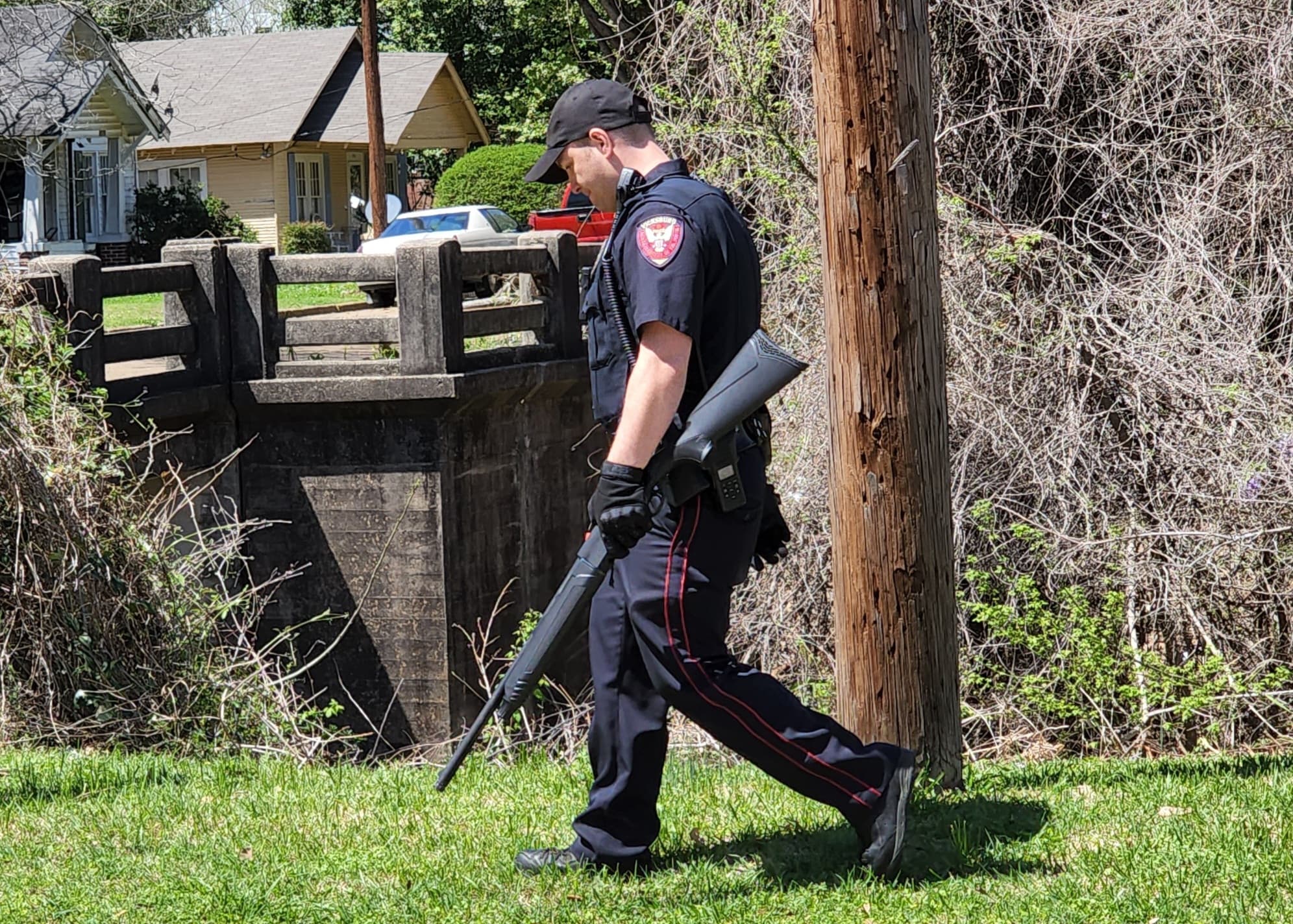 A VPD officer was observed carrying a rifle. Photo by David Day