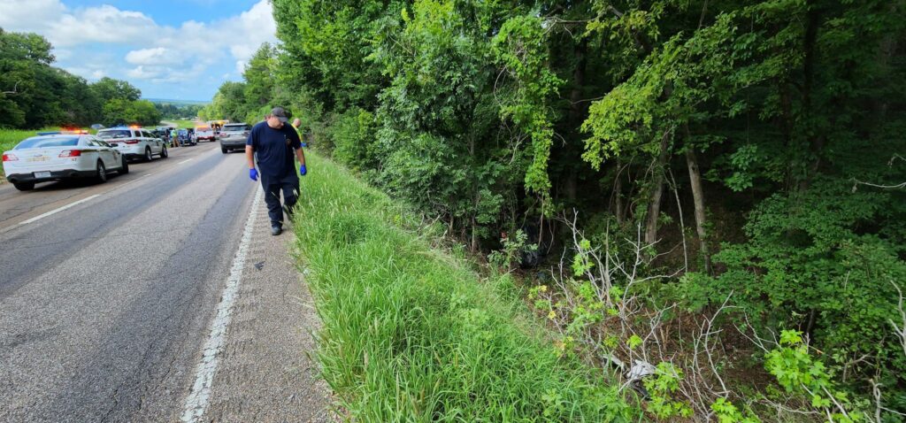 VEHICLE OVERTURNS 61 SOUTH