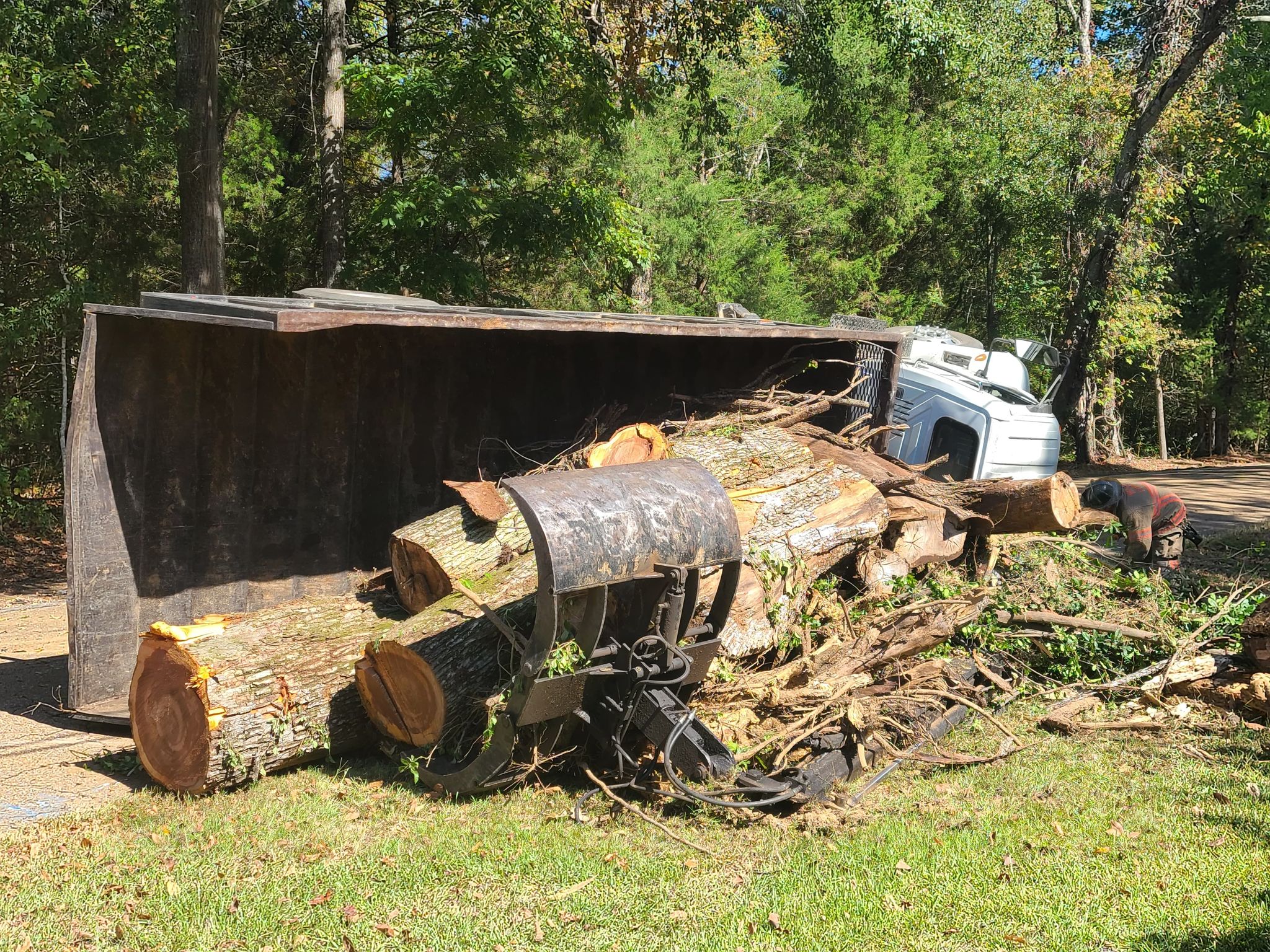 overturned truck vicksburg traffic