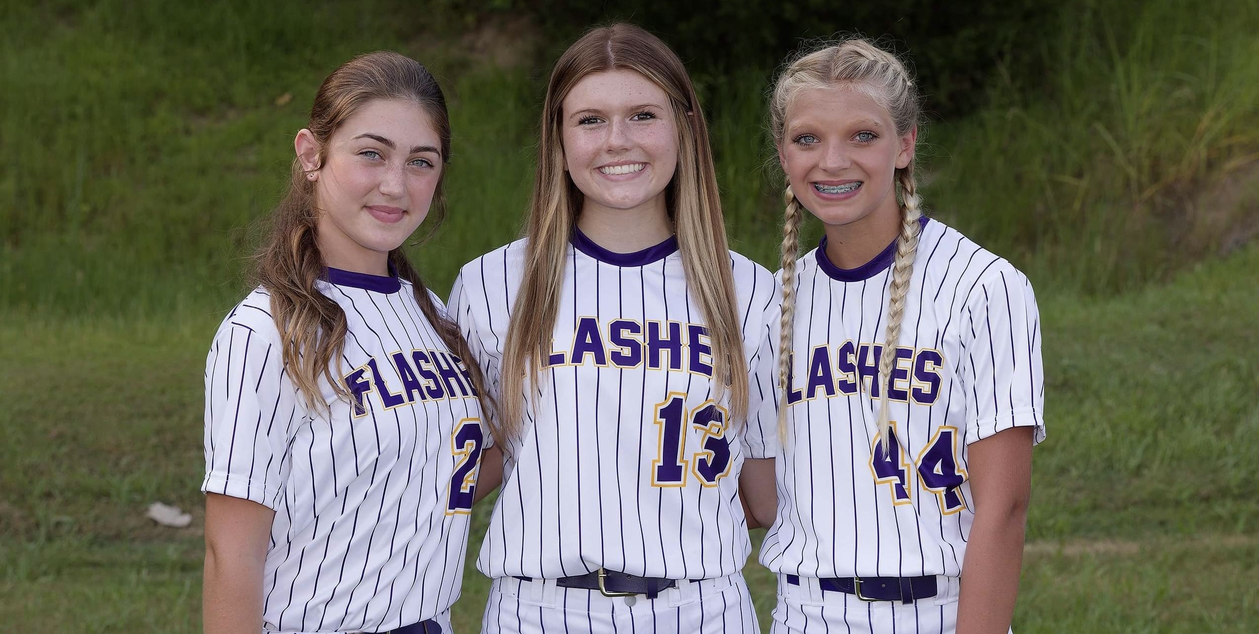 Flashes softball players