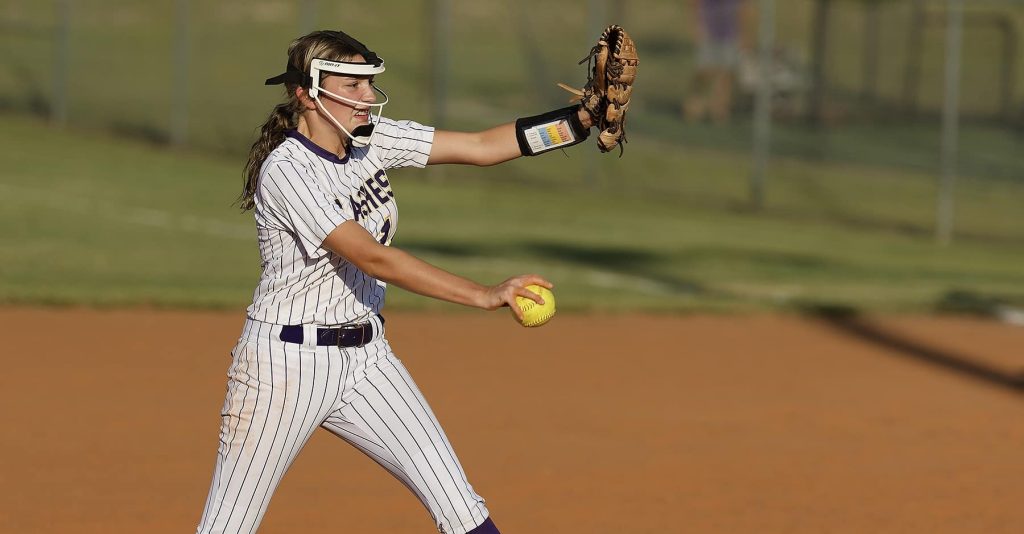 Kyleigh Cooper pitching