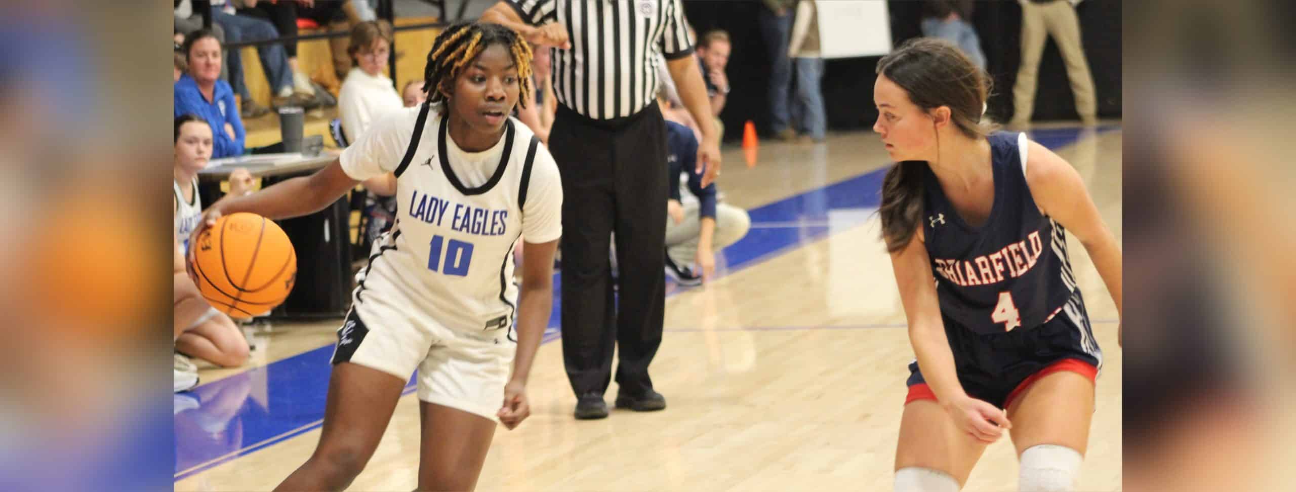 Jae’la Smith playing basketball
