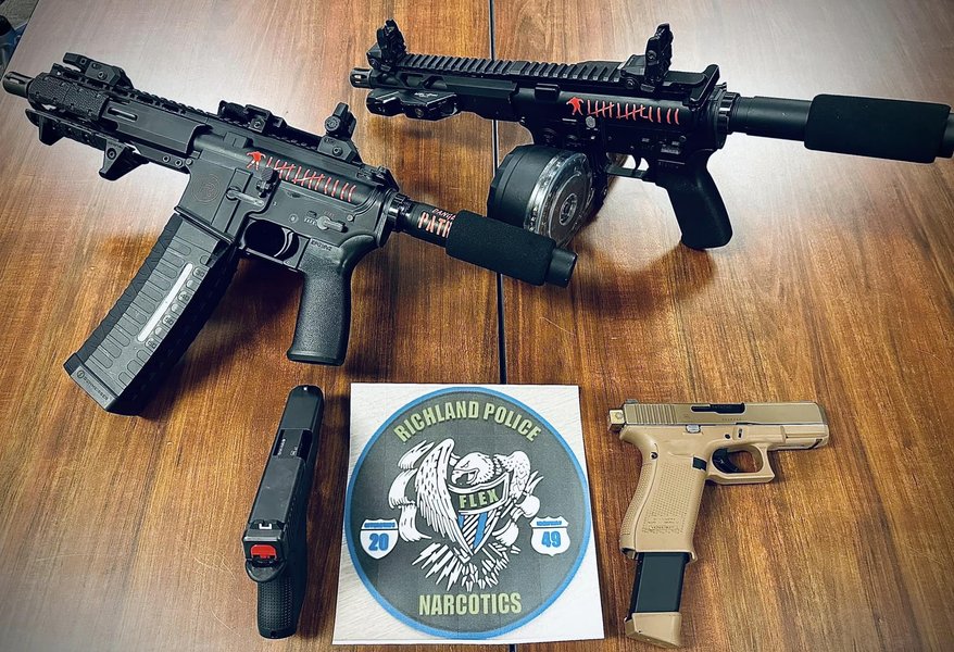 Weapons confiscated in a traffic stop in Richland